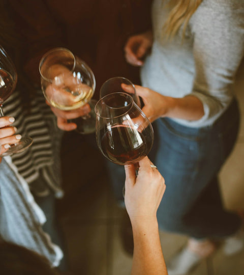 Ohne Karten trinken: Die besten Partyspiele für unbeschwerten Spaß