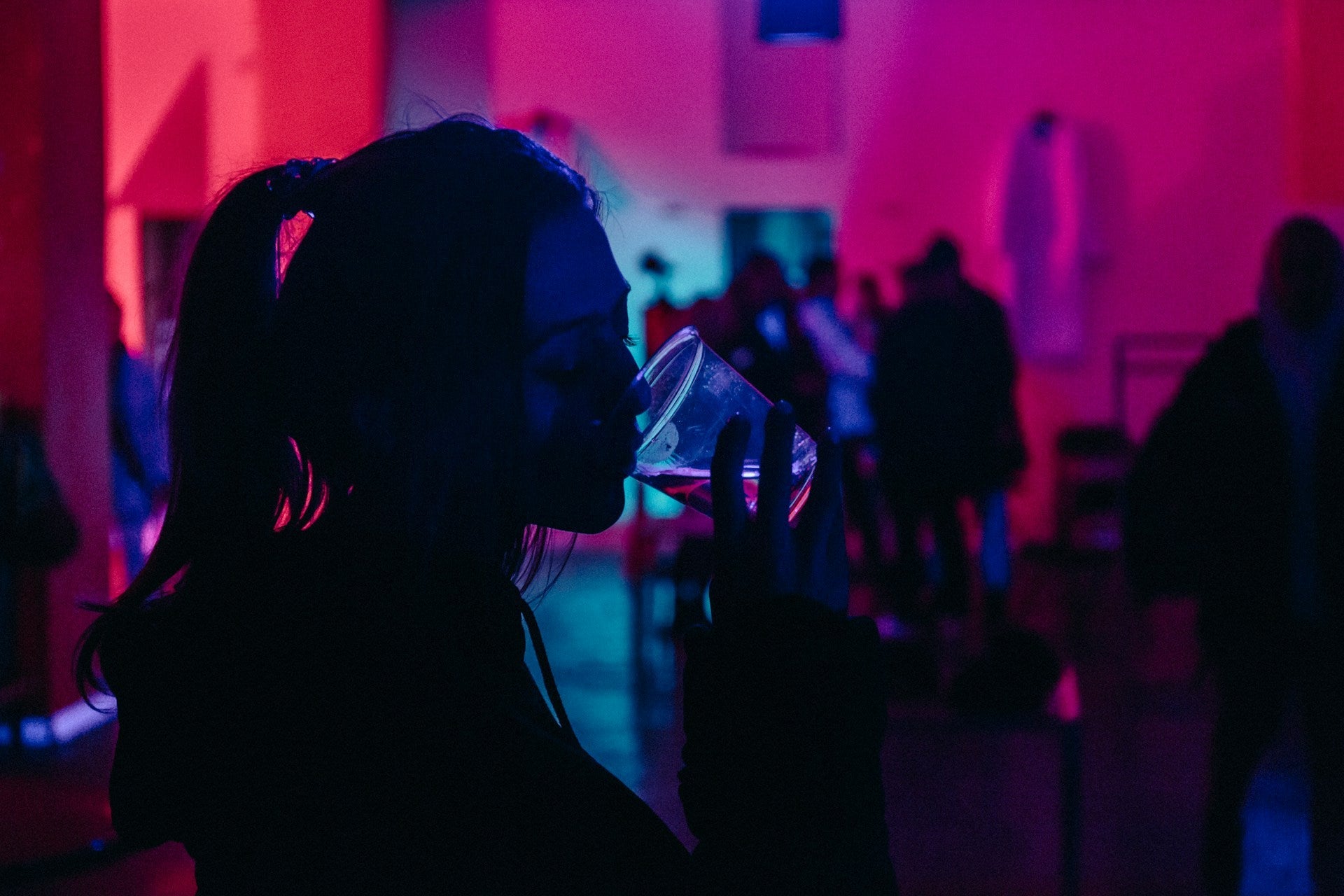 Große Gruppe spielt gemeinsam ein Trinkspiel auf einer Party