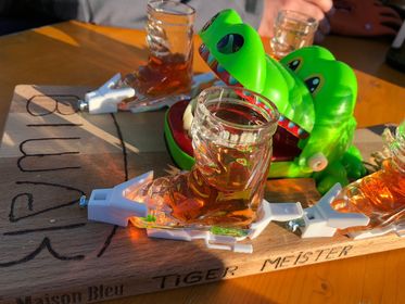 Party-Gimmicks wie leuchtende Eiswürfel und Miniski sorgen für Stimmung
