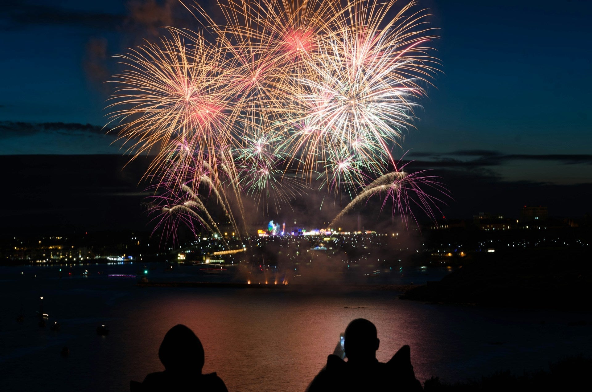 Person mit Wunderkerze feiert Silvester