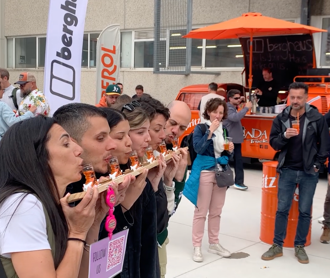 Aperol Spritz mit Orangenscheibe und Eis im Glas