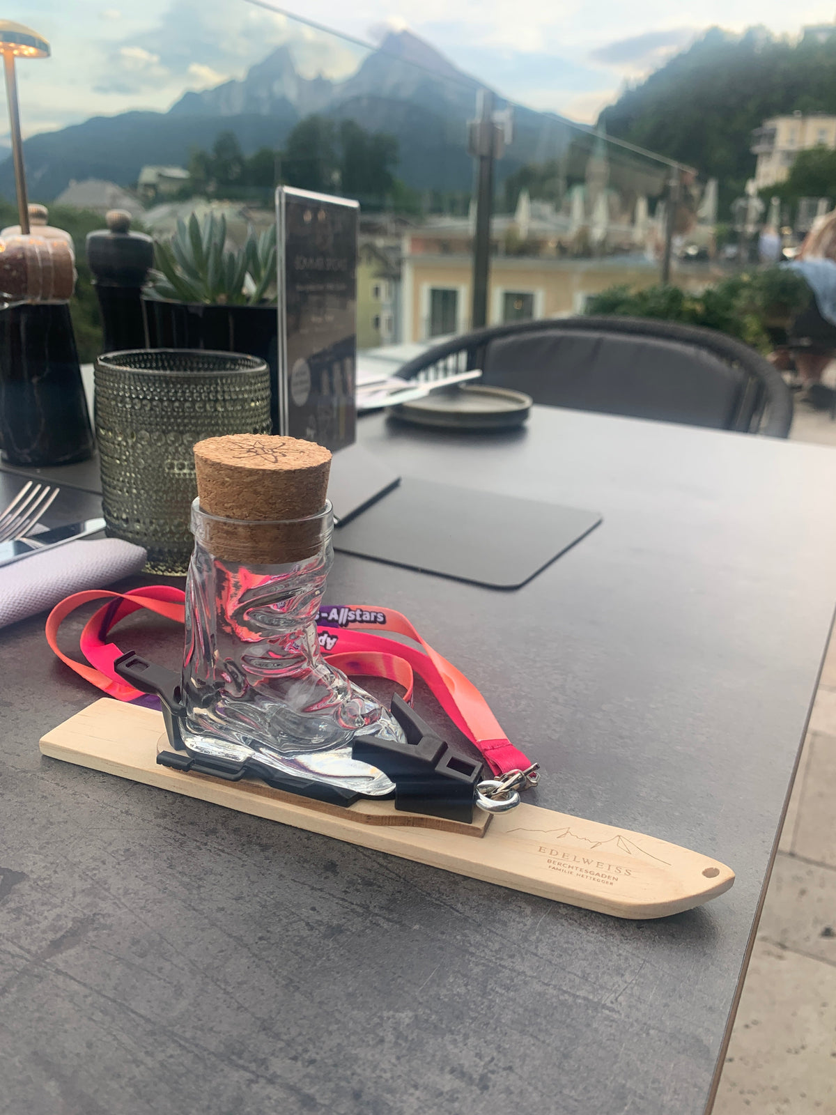 Apres-Ski-Gadgets für Gastronomie und Hotellerie: Shotski und Mini-Ski mit Glas als Umsatz- und Stimmungs-Tool