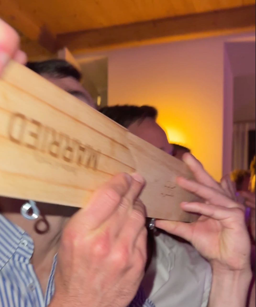 Après-Ski-Bar auf der Hochzeit: Holztheke mit Skischuh-Gläsern und Shotski als Empfang