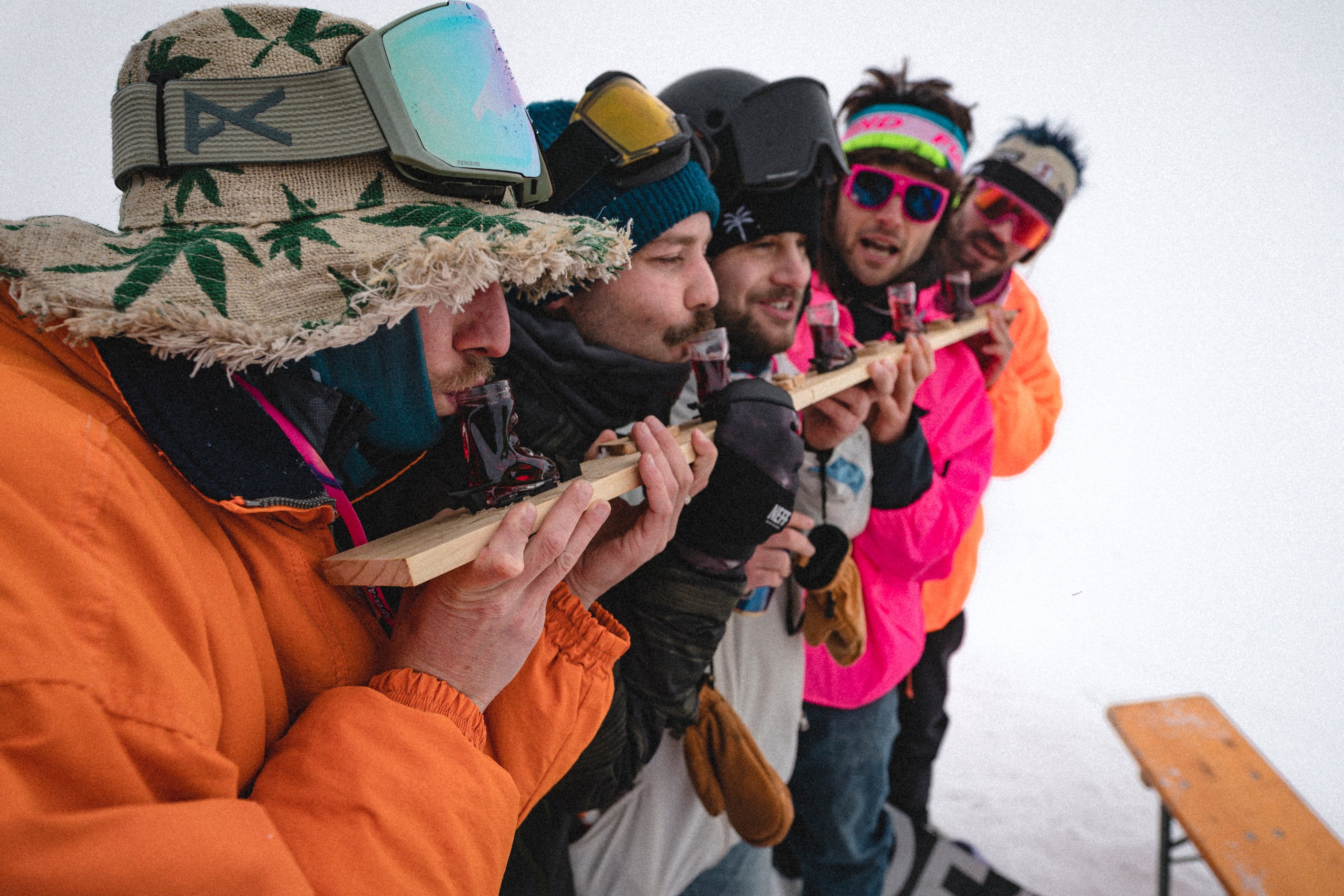 Einladung zur Après-Ski-Party mit Gästen in Winter-Outfits