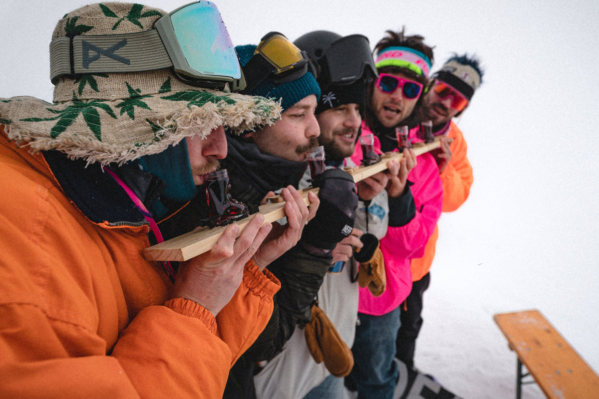 Einladung zur Après-Ski-Party mit Gästen in Winter-Outfits