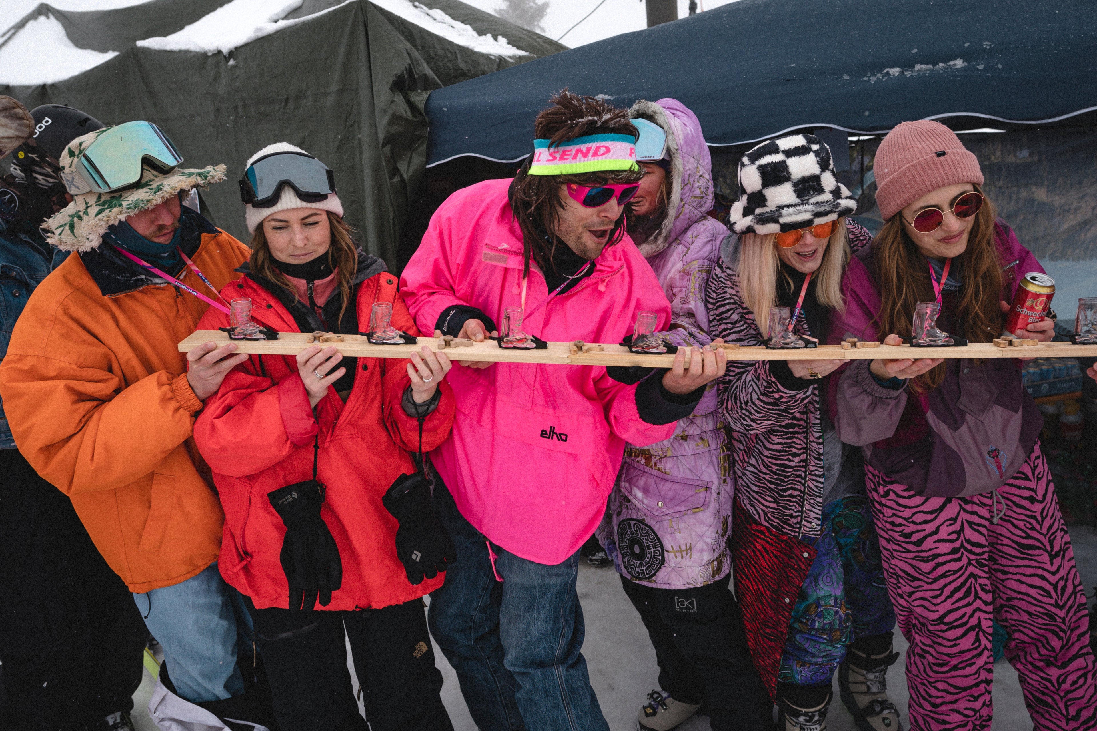 Deftige Après-Ski-Speisen wie Käsespätzle und Kaiserschmarrn auf einem Hüttentisch