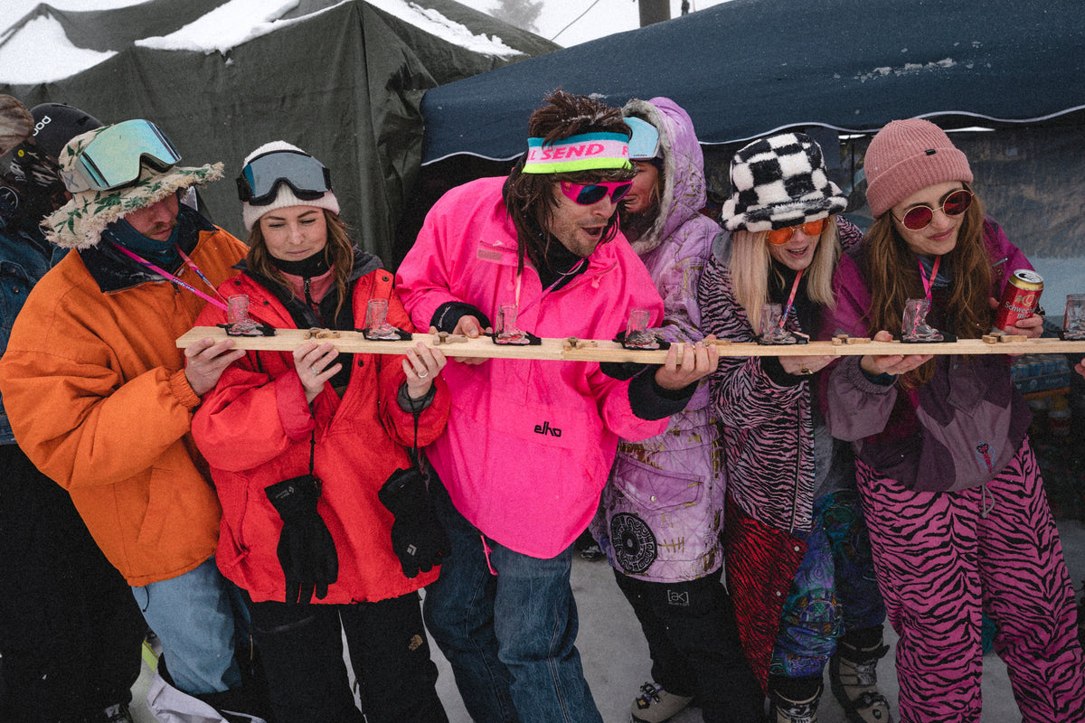 Deftige Après-Ski-Speisen wie Käsespätzle und Kaiserschmarrn auf einem Hüttentisch