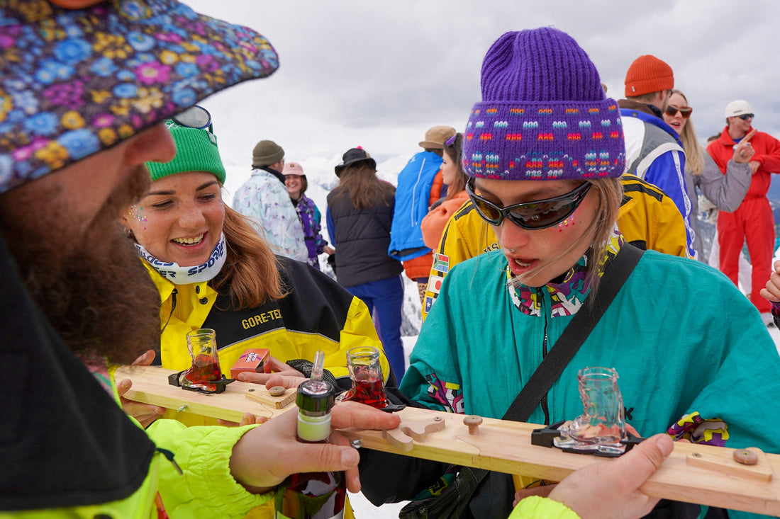 Après-Ski-Party organisieren: Gruppe stößt gemeinsam mit dem Shotski an
