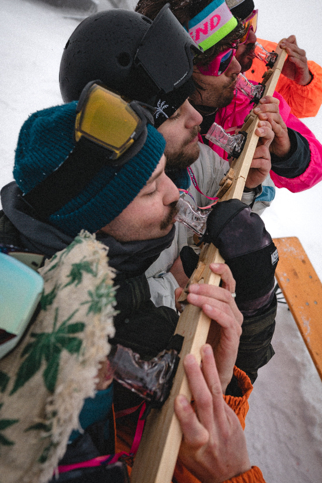 Gruppe spielt lustige Après-Ski-Spiele auf einer Hüttenparty