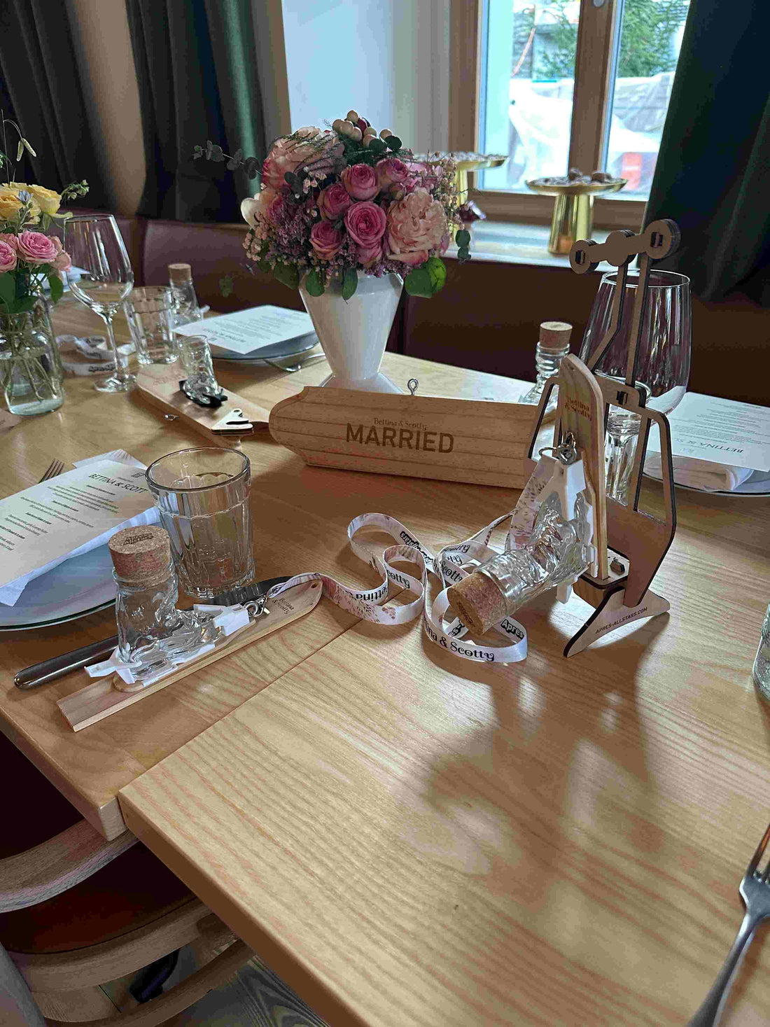 Berghochzeit im Après-Ski-Look: Tafel mit Mini-Ski als Tischdeko und Skischuh-Gläsern