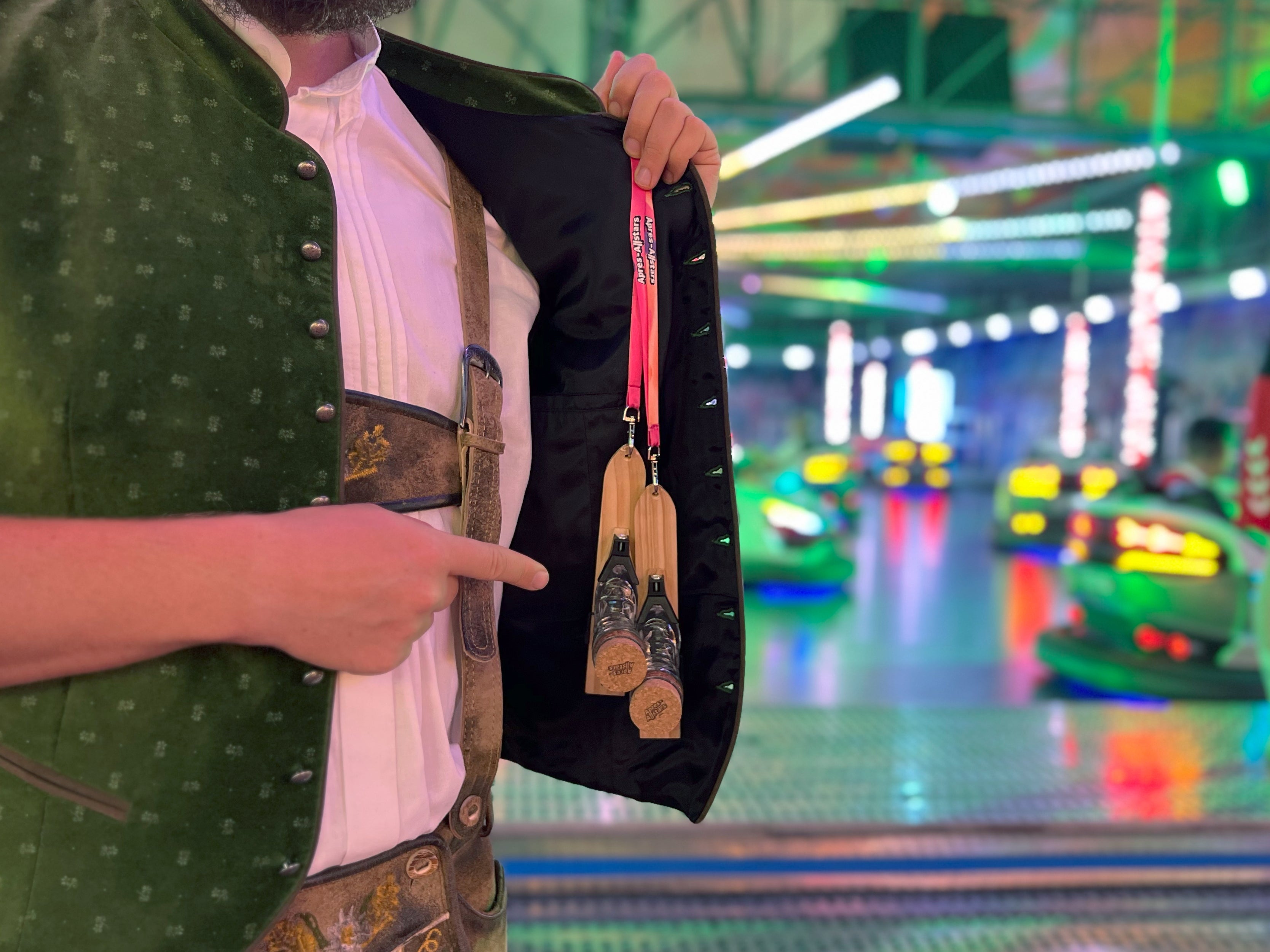Lachende Gruppe spielt lustige Trinkspiele mit Party-Gadgets