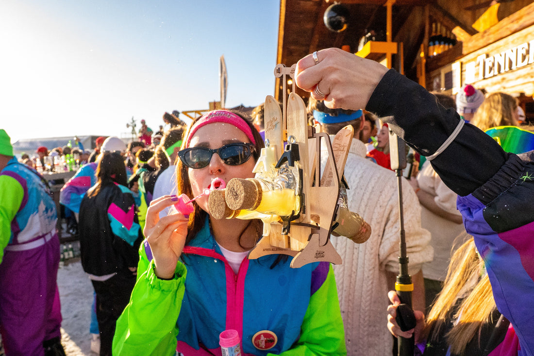 Ausgelassene aber gesittete Apres-Ski Runde in der Berghütte