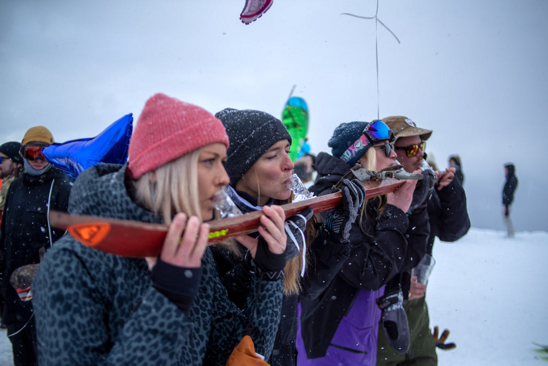 Festival im Schnee: Menschen feiern in einem Skigebiet