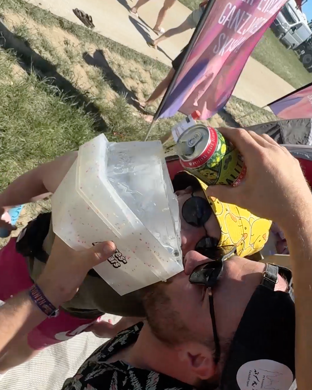Eisrutsche als Sommerparty-Highlight: eiskalte Shots im Garten, am Pool und beim Grillen