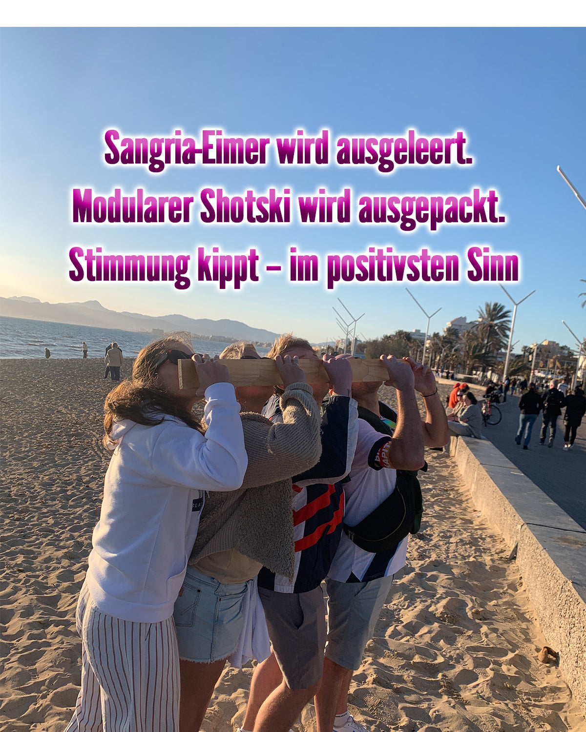Gesellige Runde spielt Trinkspiele am Lagerfeuer bei einer Strandparty