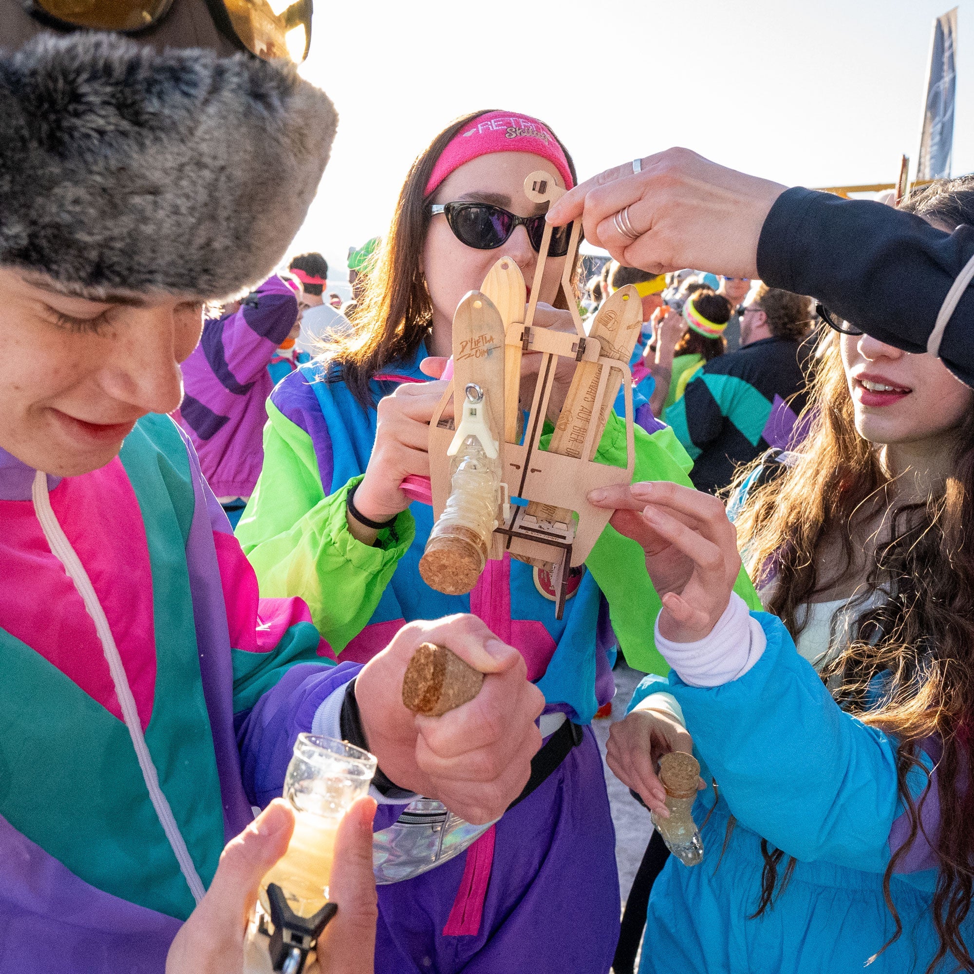 Feiernde Menge bei Apres-Ski Party zu den Top-Hits