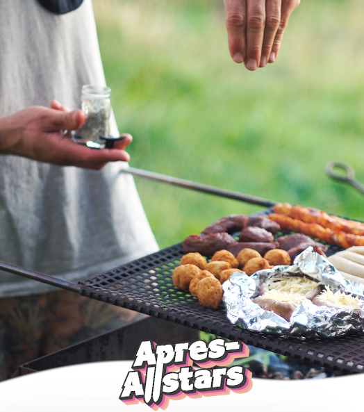 Freunde spielen Trinkspiele bei einem sommerlichen Grillabend