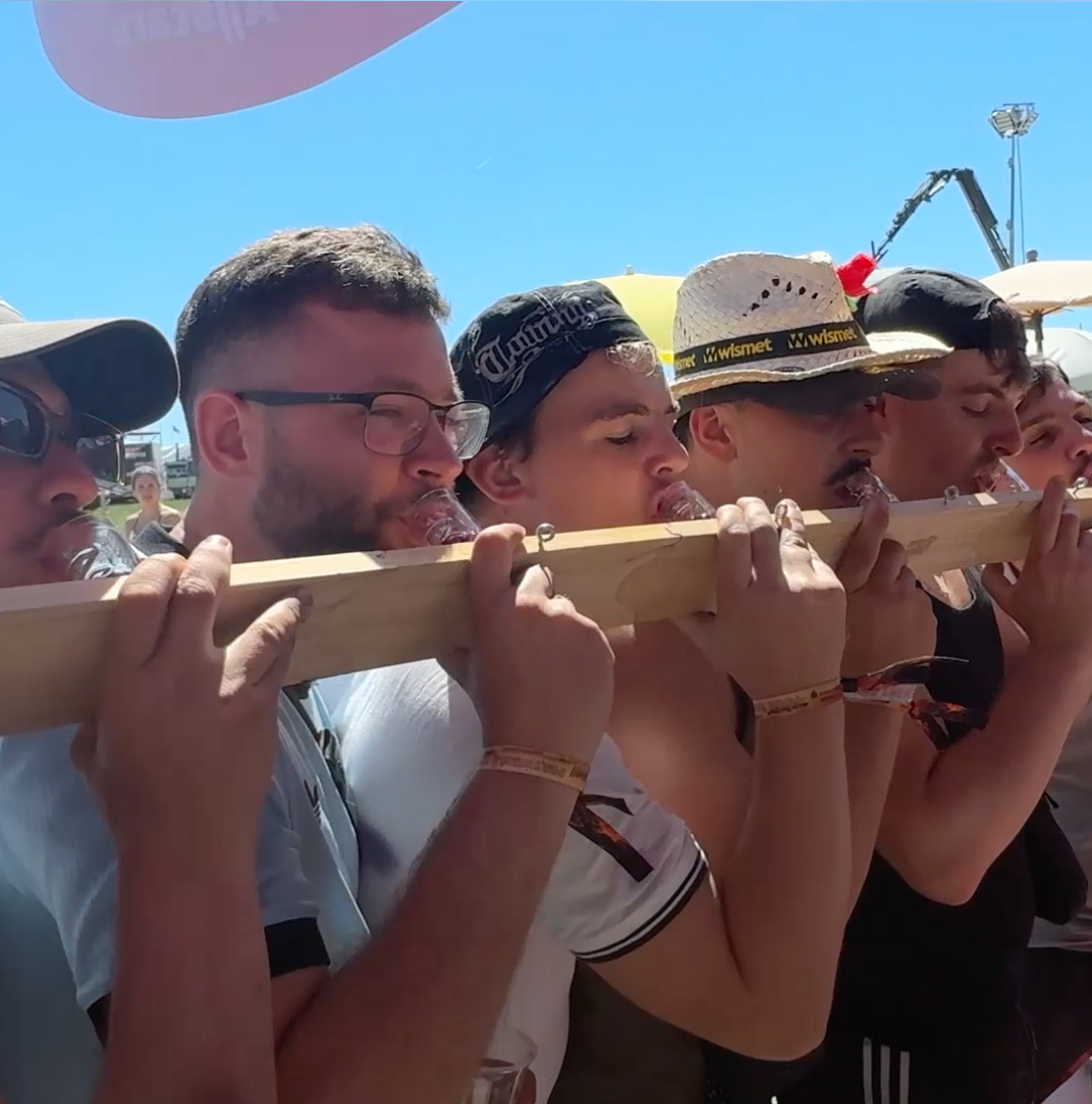 Zwei Teams treten bei Action-Trinkspielen im Freien gegeneinander an