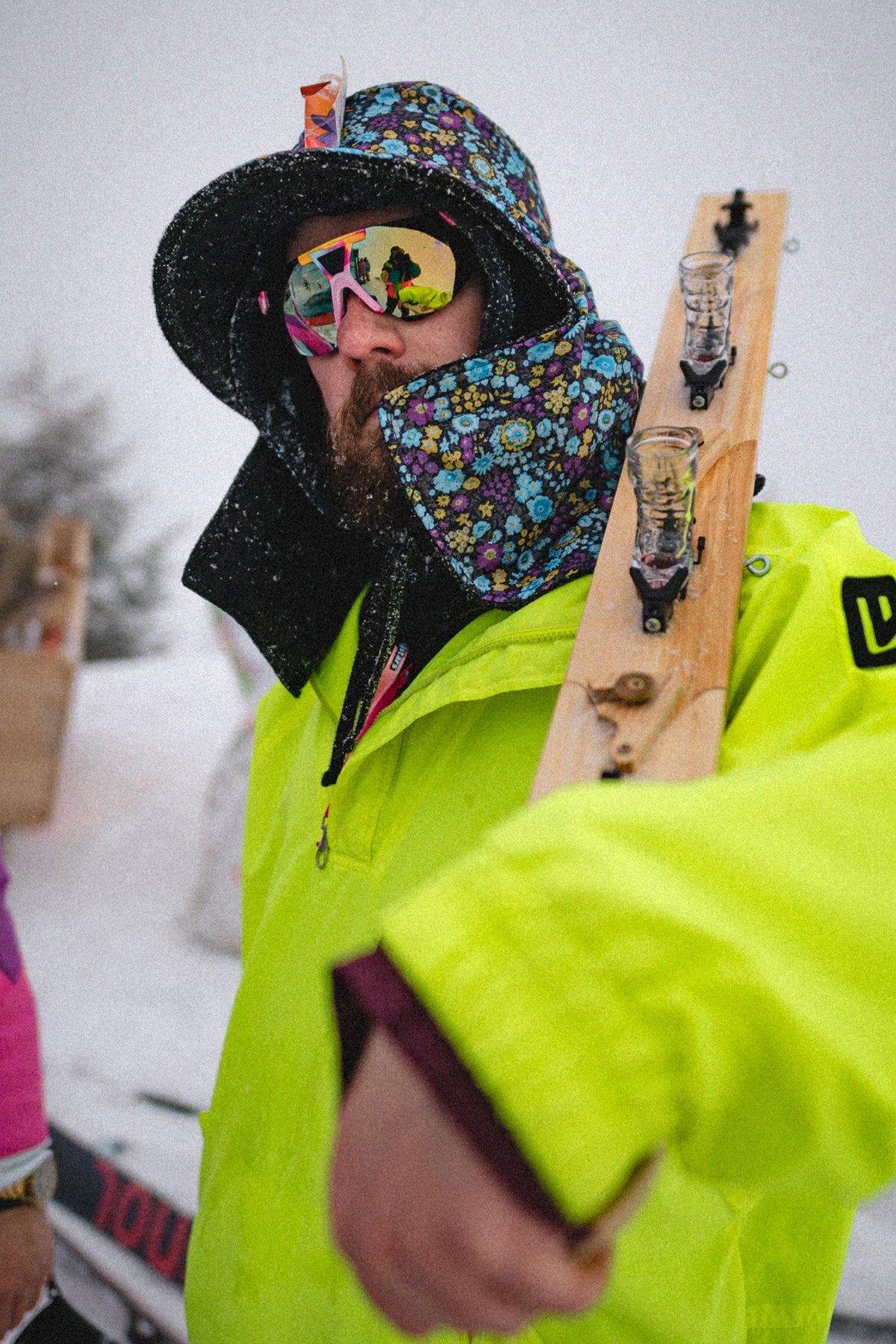 Geburtstagsgeschenk für Bergliebhaber: Zirbenduft, Mini-Skistöcke und Skischuh-Glas mit Alpen-Motiv