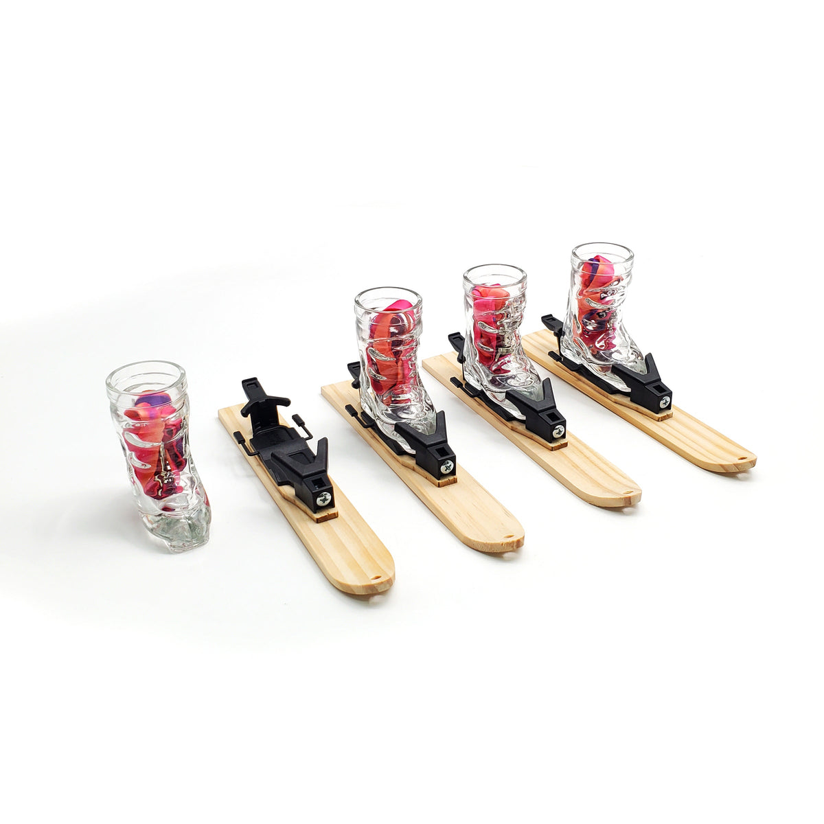 Geschenk für Skifahrer: vier Mini-Ski mit Skischuh-Schnapsgläsern in der Bindung