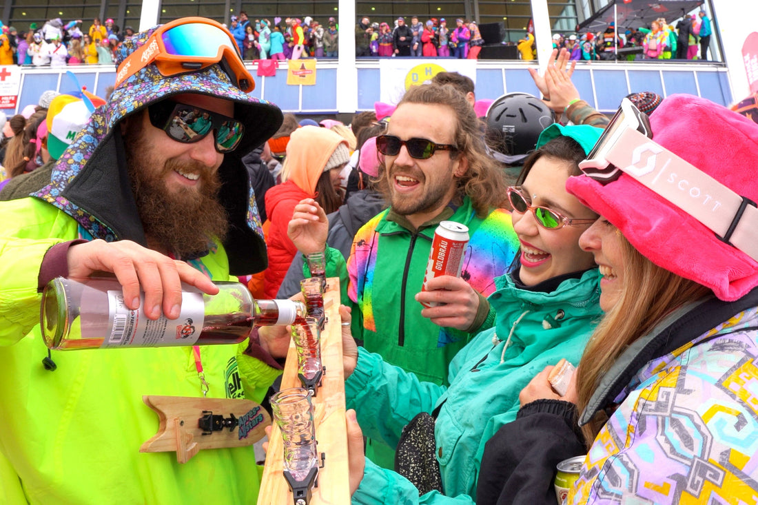 Geschenk zum runden Geburtstag für Ski-Fans: Party-Gondel, Skischuh-Gläser und montierte Mini-Ski