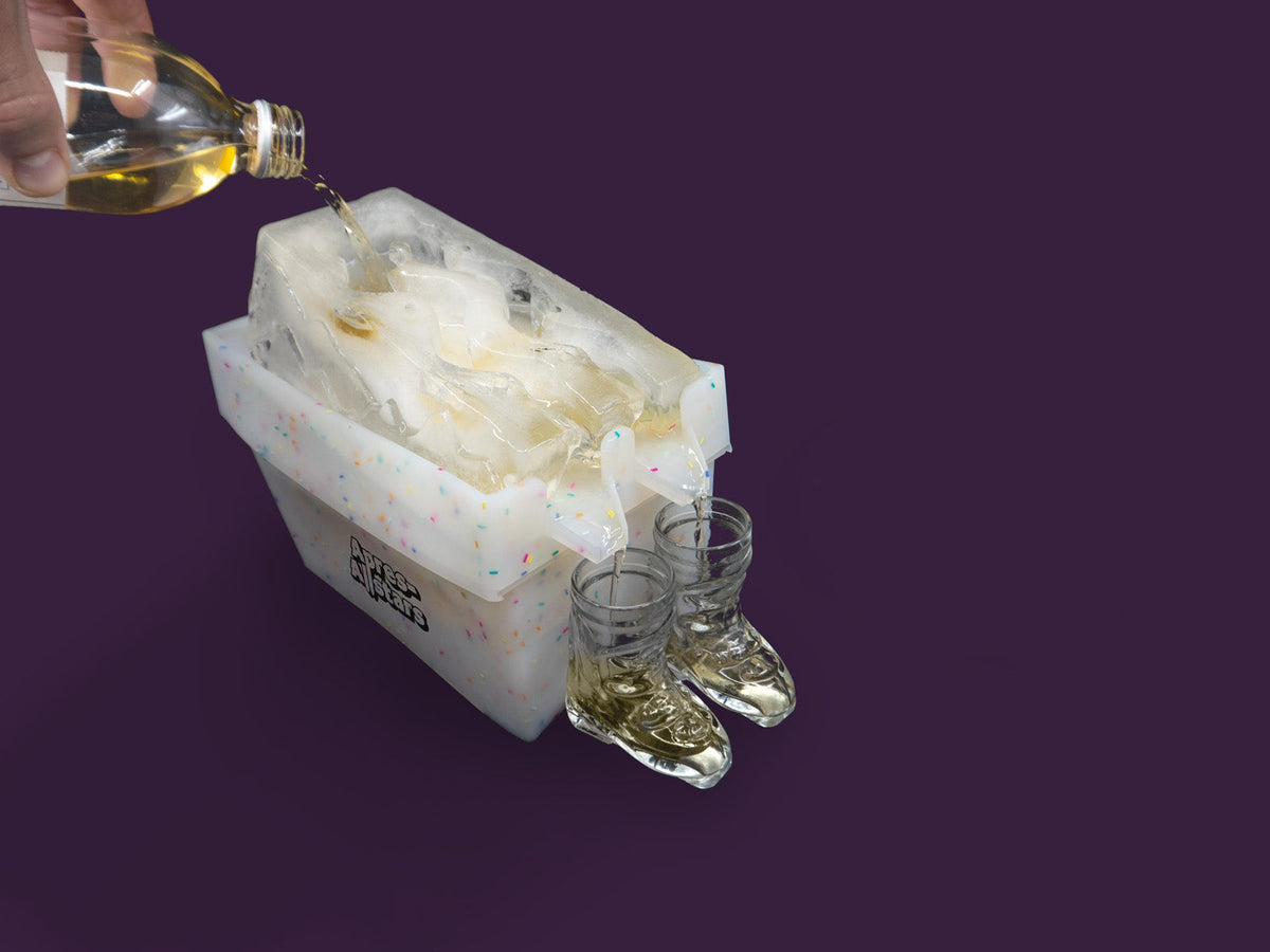 Getränke originell servieren: Eisrutsche, Shotski und Gläser zum Umhängen als Party-Ideen