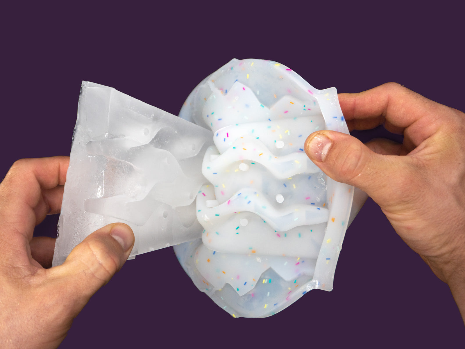 Ice Luge selber machen: DIY-Eisblock mit ausgecarvter Rinne und die einfrierbare Silikonform als Alternative