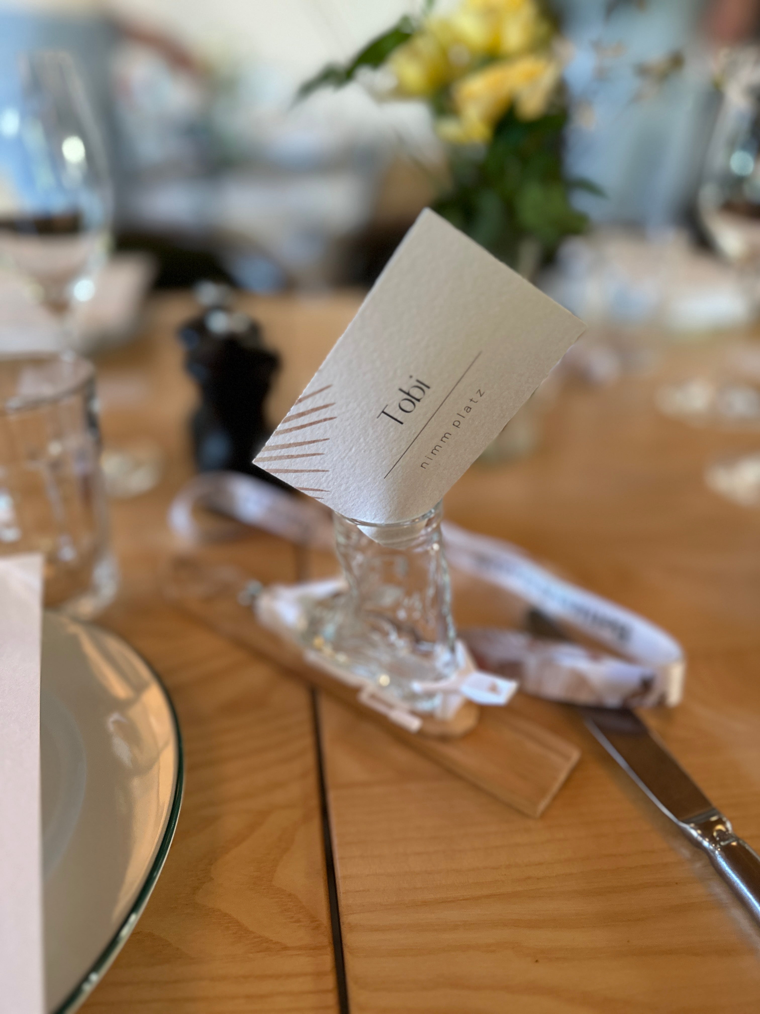 Julebord-Spiele: Skischuh-Glas als Platzkartenhalter auf einem gedeckten Festtisch