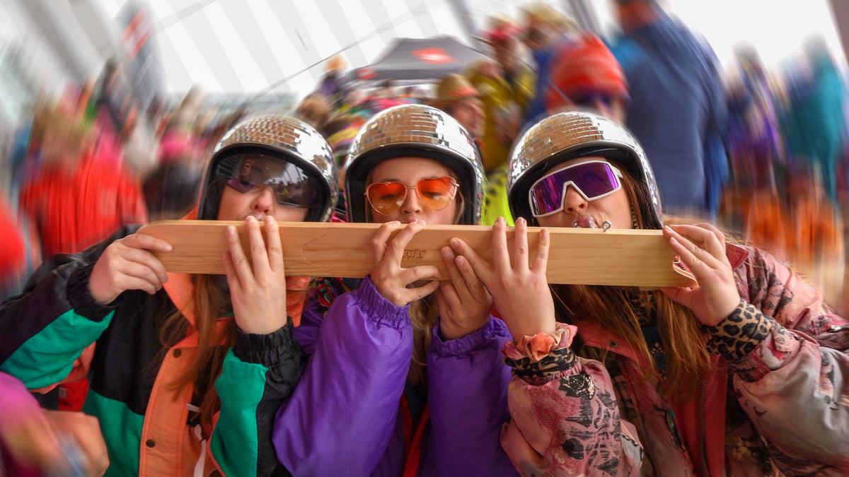 Junggesellenabschied-Ideen: Gruppe feiert mit Shotski und Skischuh-Gläsern beim JGA
