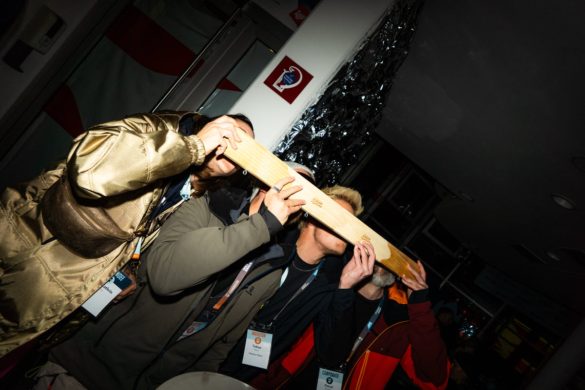 Feiernde Menge singt zu Après-Ski-Hits in der Skihütte
