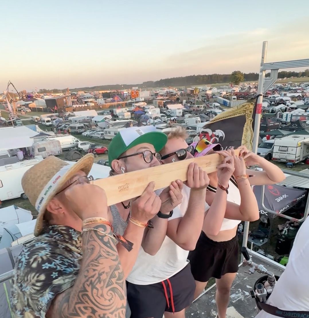 Gäste treten bei Wettkampf-Trinkspielen auf einem Sommerfest gegeneinander an
