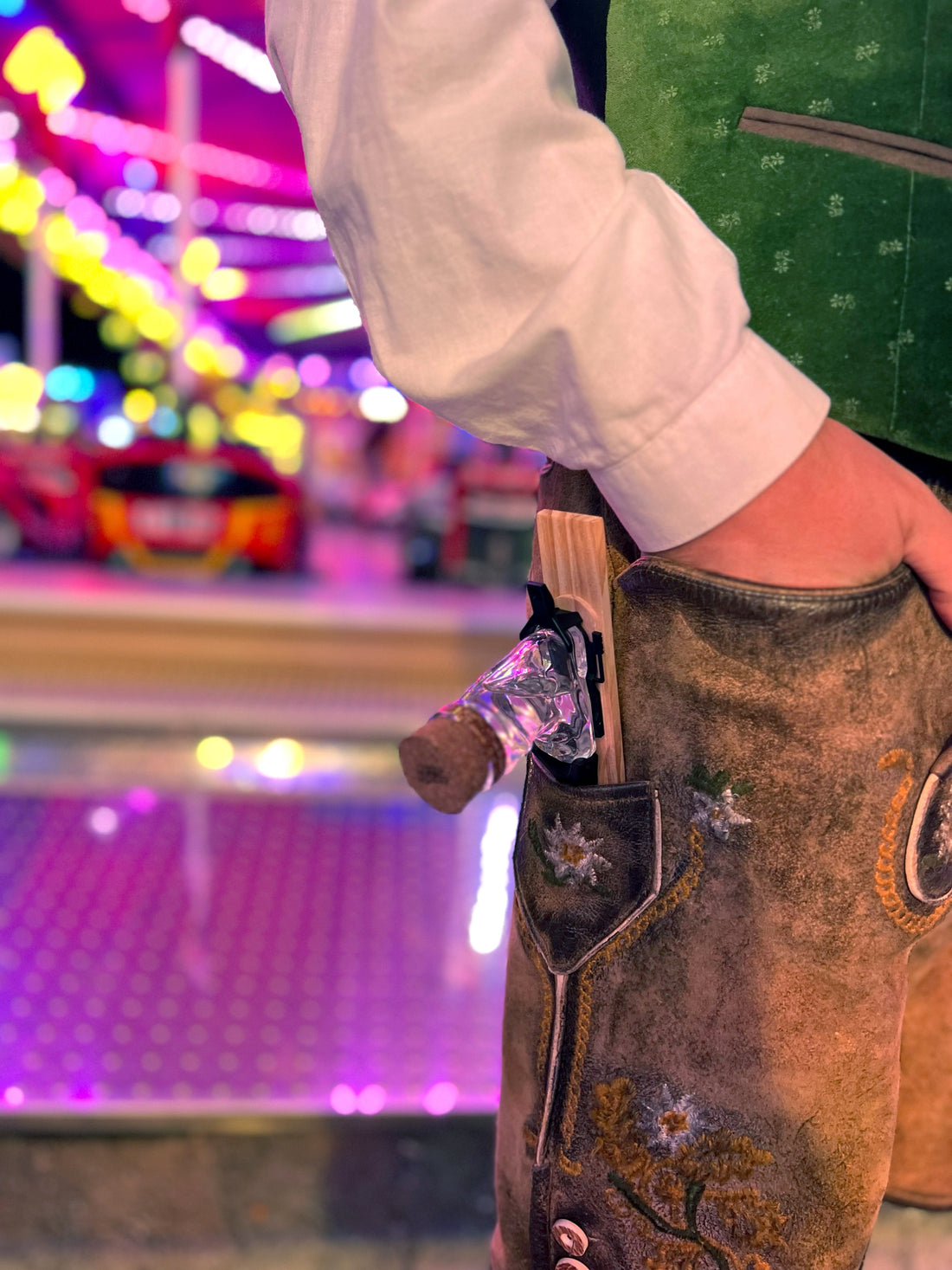 Oktoberfest-Essen und Getränke: Brezn, Obatzda, Hendl, Bier und Shots aus dem Shotski
