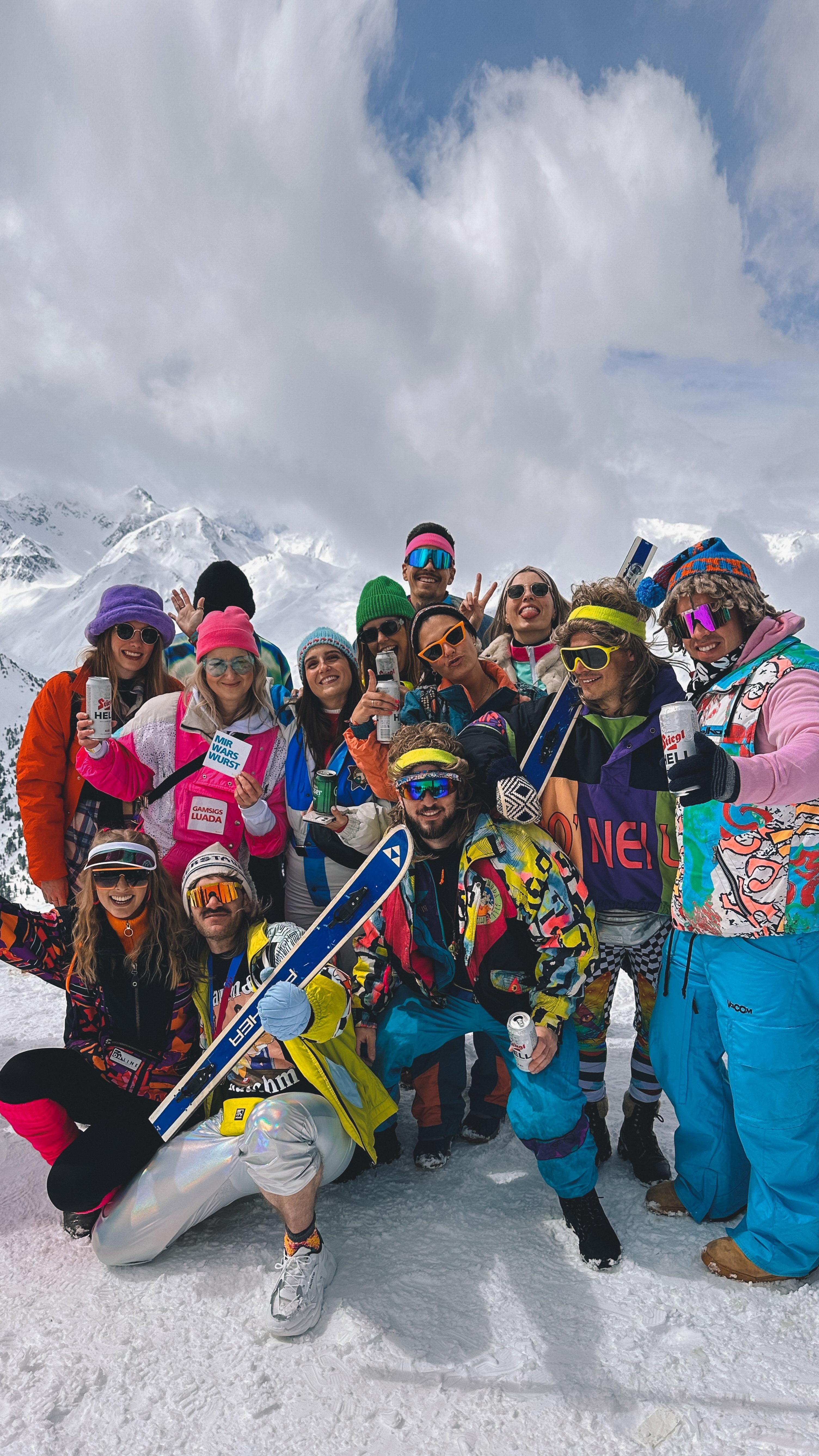 Gesellige Après-Ski-Runde in einer Berghütte beim gemeinsamen Anstoßen