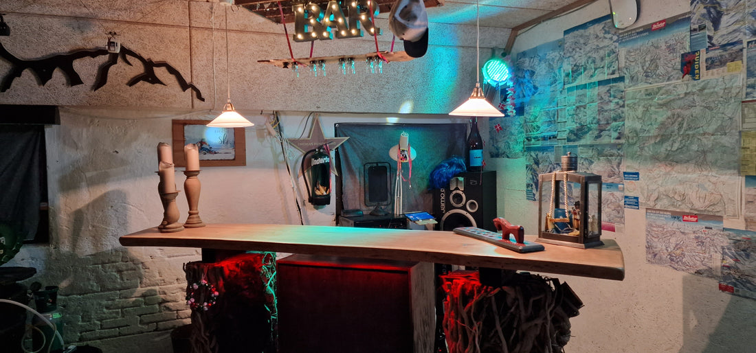 Eingerichteter Partykeller mit Bar, Beleuchtung und Trink-Gadgets