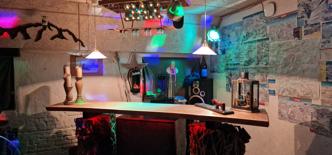 In farbiges Licht getauchter Partyraum mit Bar-Gadgets bringt Gäste zum Staunen