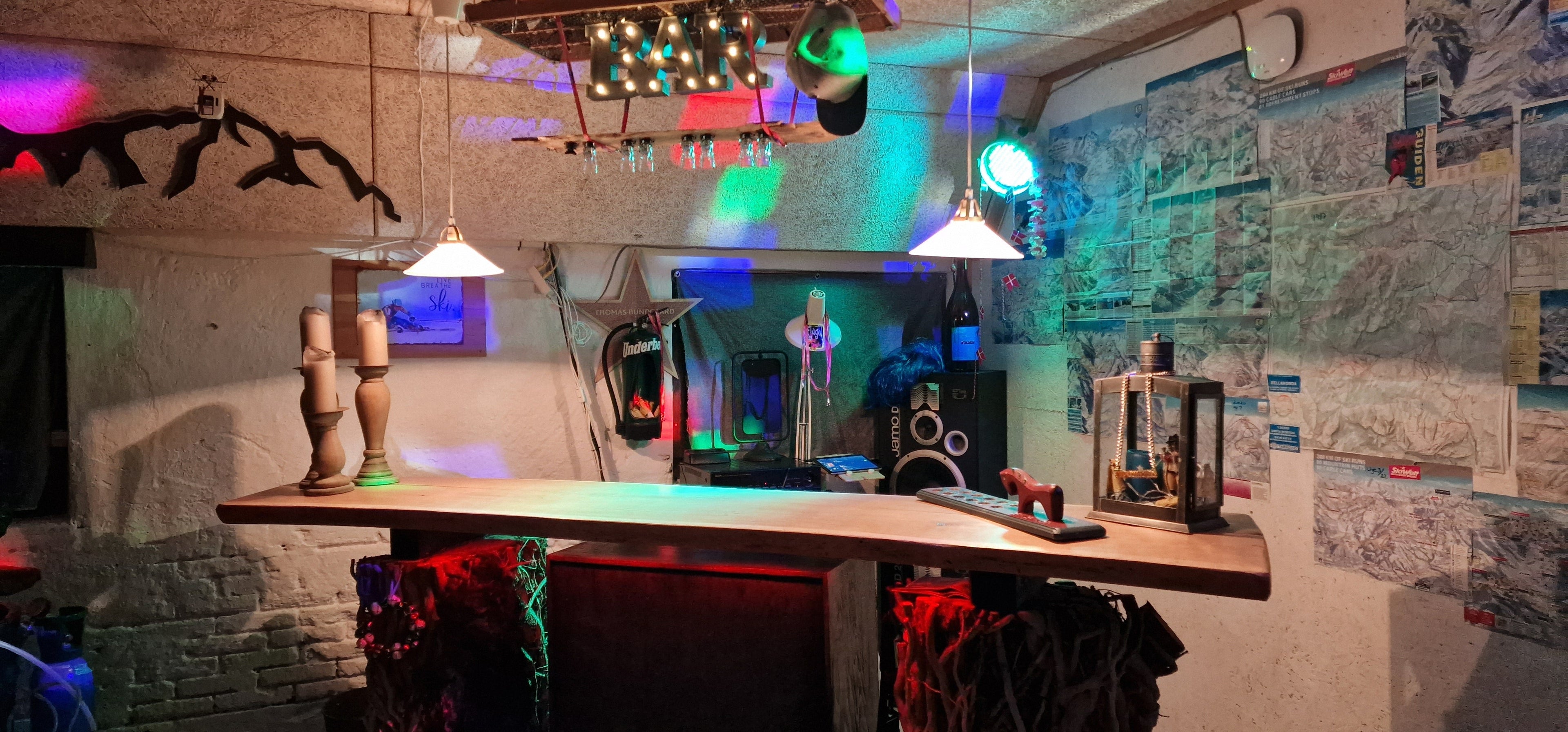 In farbiges Licht getauchter Partyraum mit Bar-Gadgets bringt Gäste zum Staunen