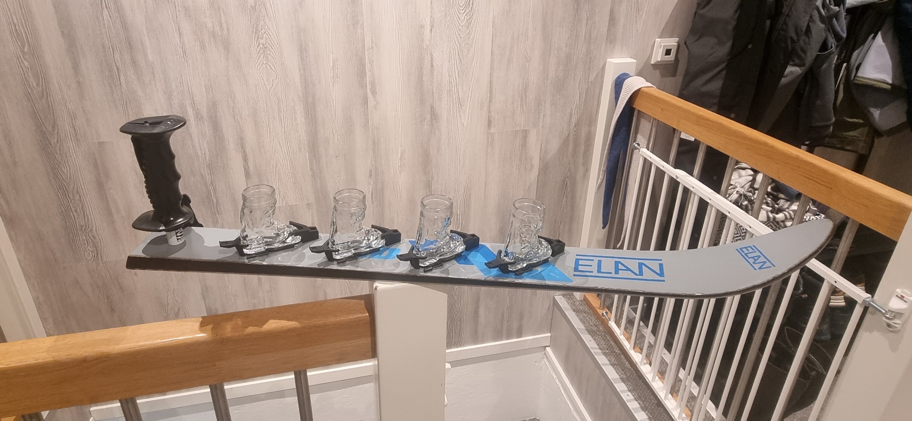 Feuchtfröhliche Runde mit lustigen Sauf-Gadgets wie Shotski und Ski-Roulette