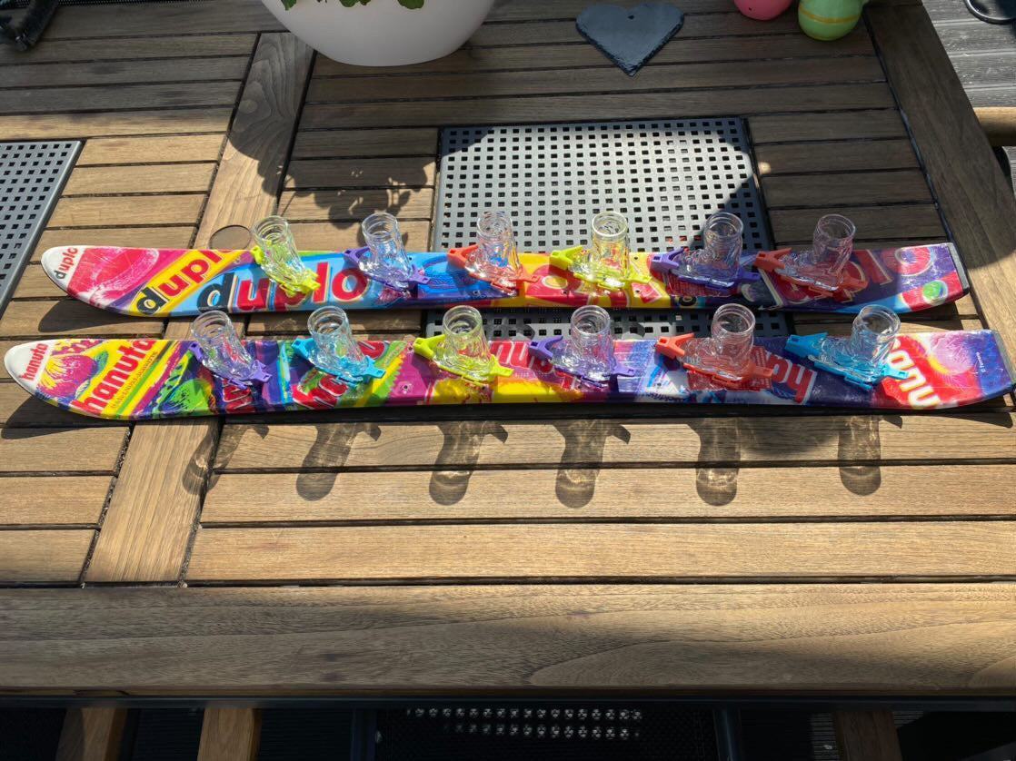 Erwachsene spielen KanJam und Becher-Trinkspiele im Garten