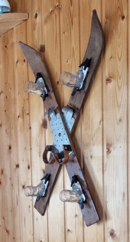 Lustige Party-Deko mit Foto-Girlande, frechen Schildern und witziger Tischdeko