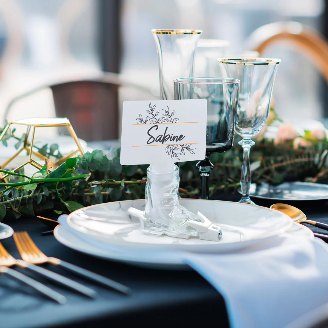 Platzkarten für die Hochzeit selber machen: Skischuh-Glas mit Gästenamen als Tischkarte