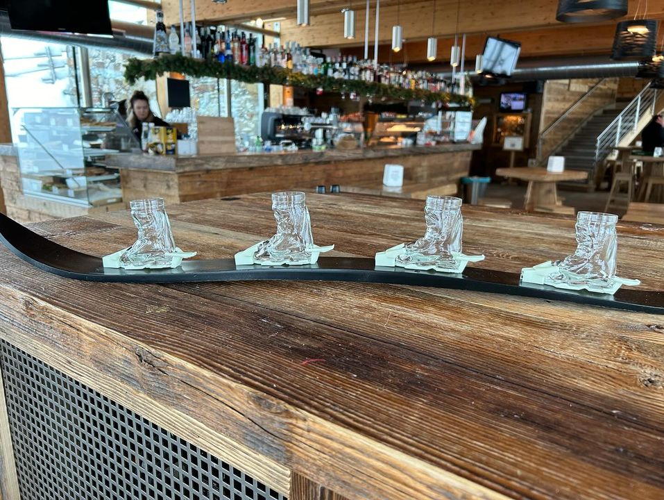 Shotski für die Hotelbar: Signature-Erlebnis für Umsatz, Stimmung und VIP-Gästegeschenk mit Gravur
