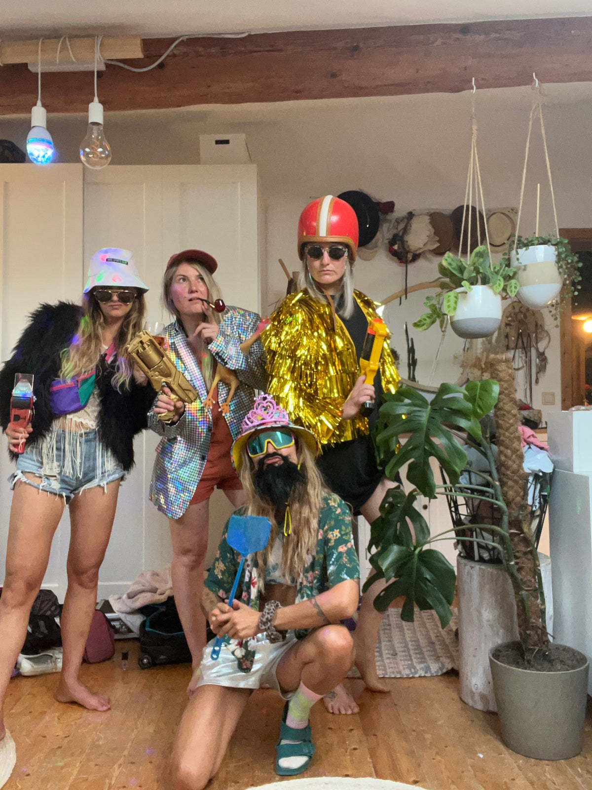 Gruppe in Glitzer-Outfits feiert gemeinsam auf einer Party