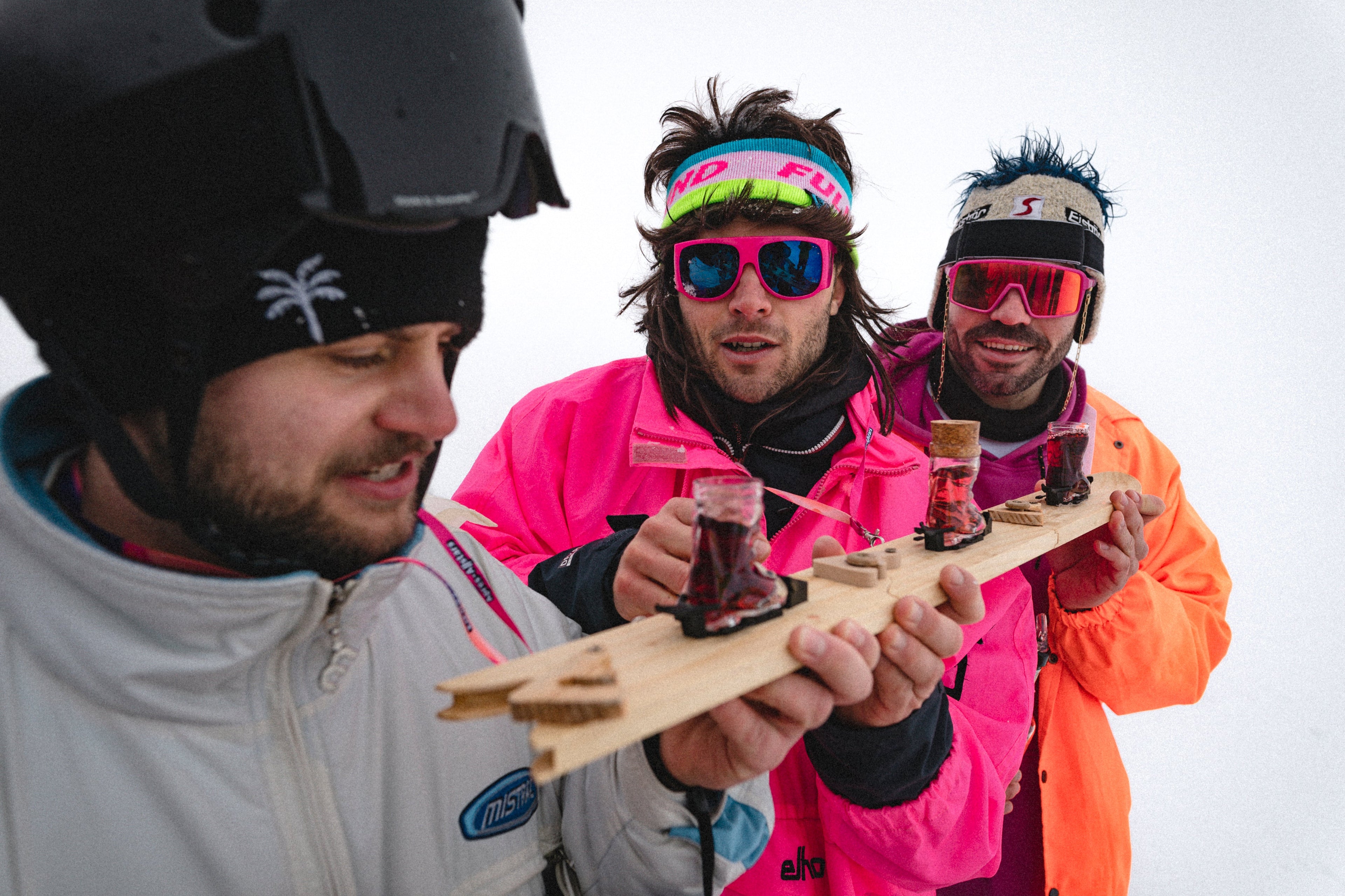 Lachende Gruppe in lustigen Kostümen auf einer Après-Ski-Party