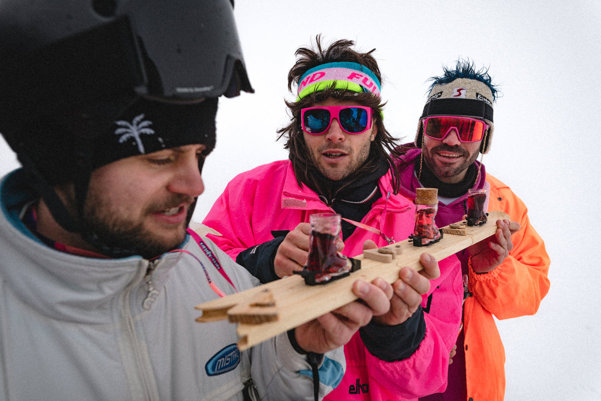 Lachende Gruppe in lustigen Kostümen auf einer Après-Ski-Party