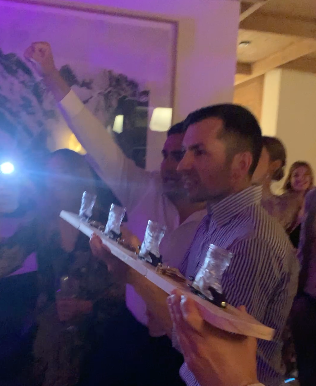 Volle Tanzfläche auf der Hochzeit: Gäste beim Limbo mit dem SwigSki3000 Shotski