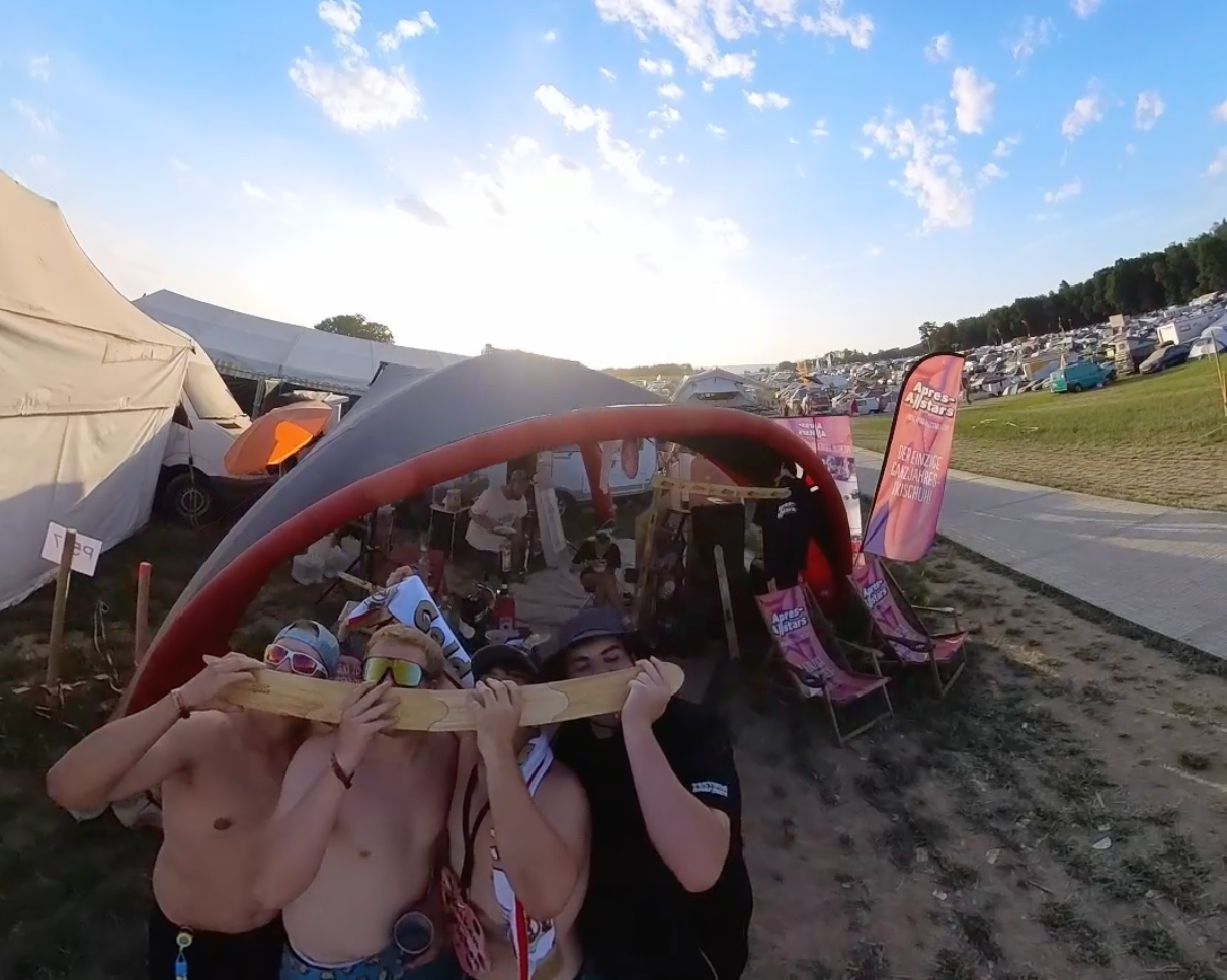 Festivalbesucher spielen kreative Trinkspiele auf dem Campingplatz
