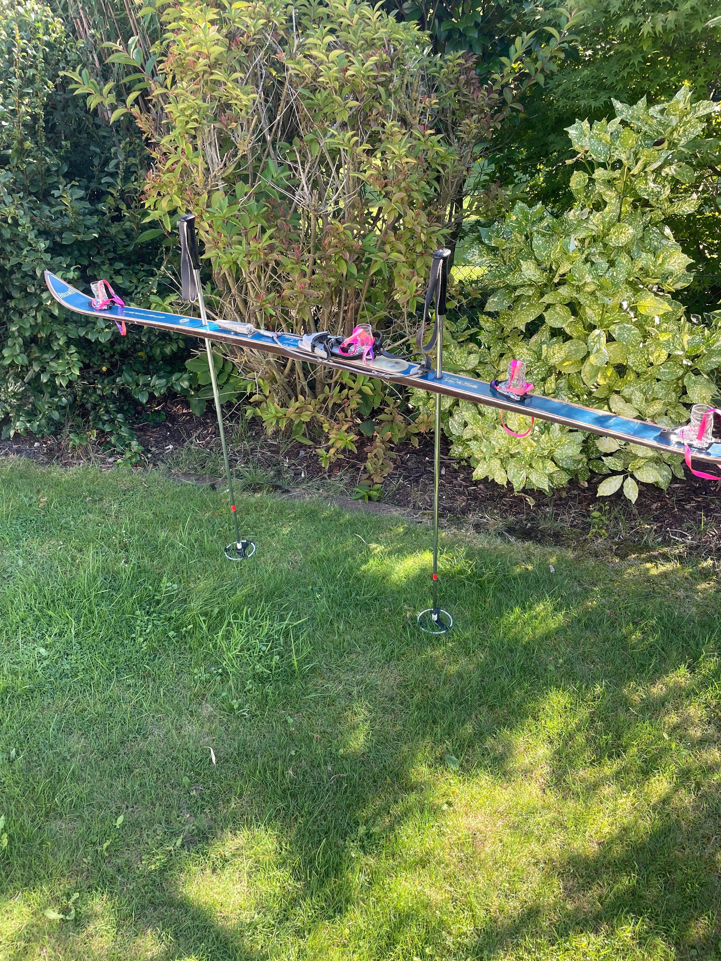 Freunde spielen Trinkspiele auf einer Picknickdecke im Park