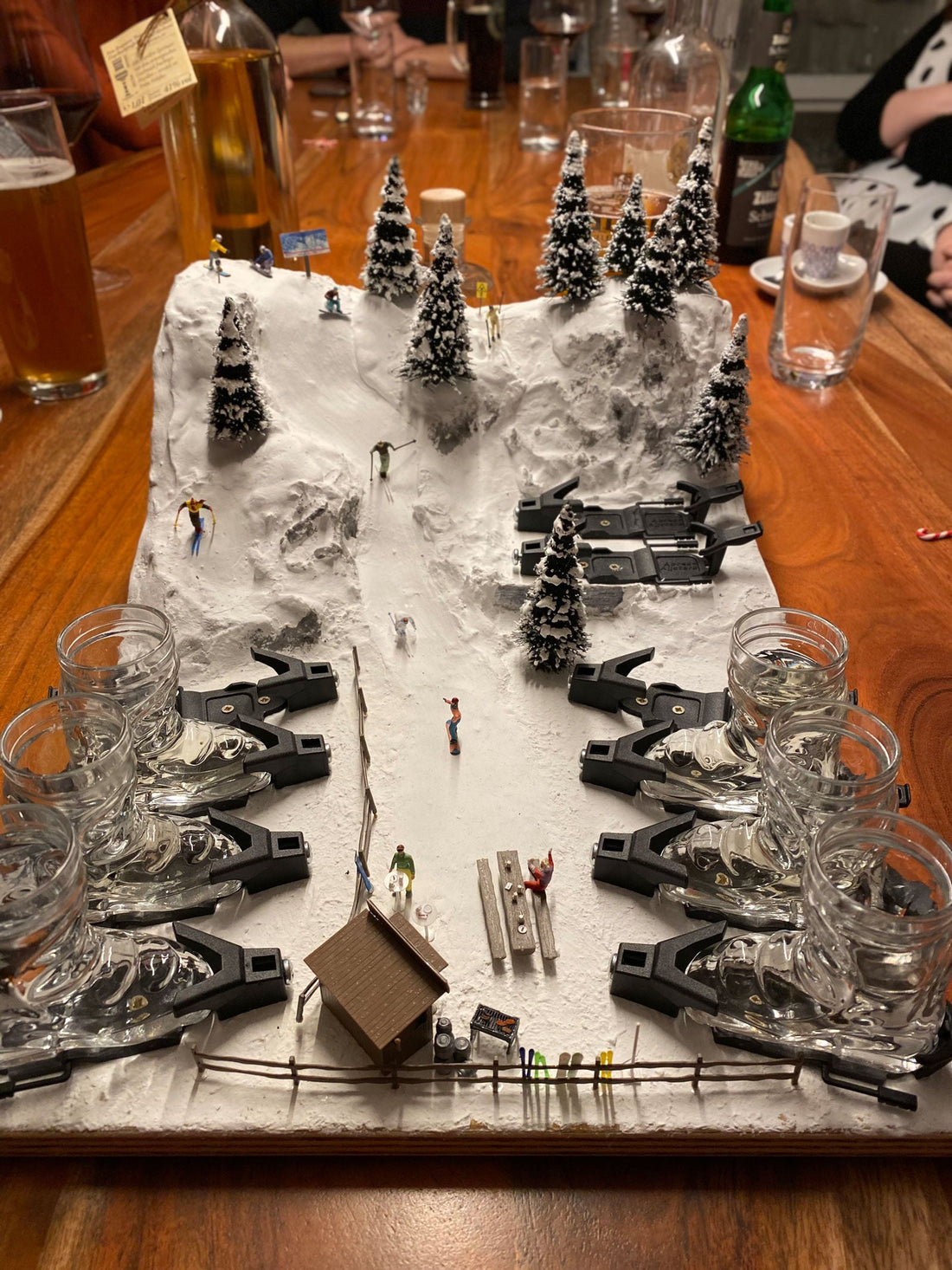 Junge Leute feiern eine WG-Party mit günstiger Deko und Trink-Gadgets