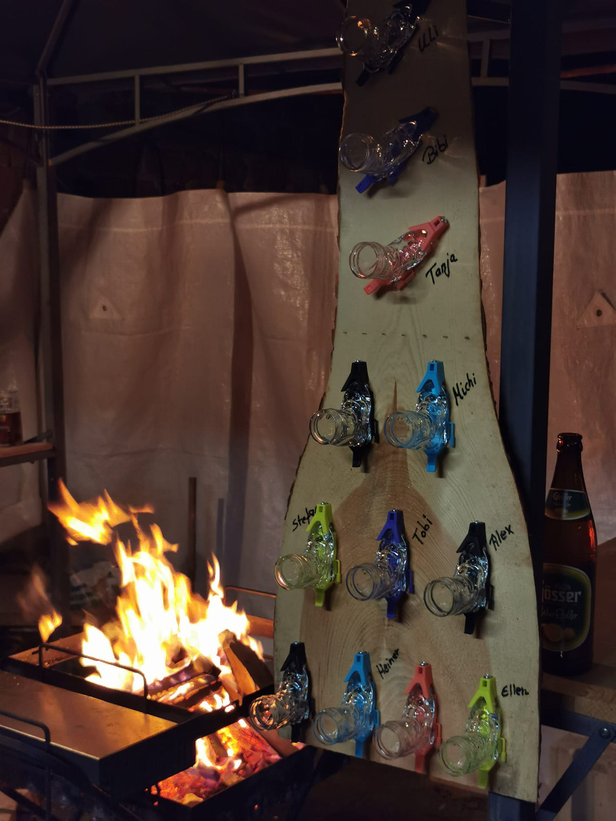 Après-Ski Party Deko mit Miniski, Lichterkette und Skischuh-Schnapsglas auf einer Holztafel