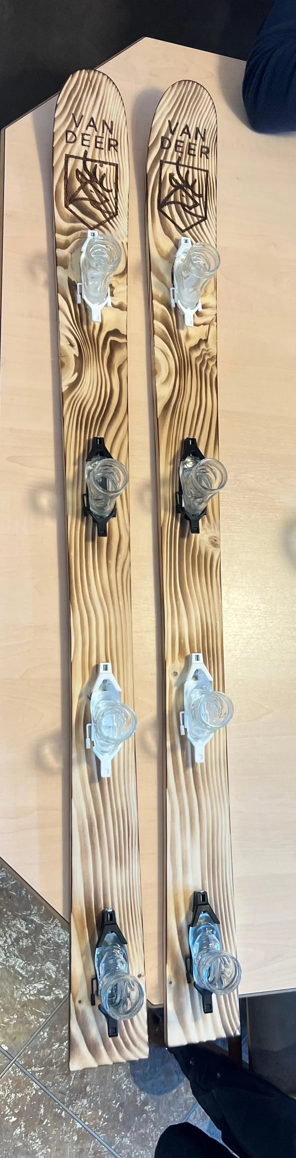 Weihnachtsgeschenk für Bergliebhaber ohne Alkohol: Zirbenduft, Mini-Ski und Berg-Deko aus Holz